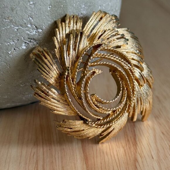 Vintage Lisner Swirl Brooch Gold Tone Textured & Brushed - Picture 2 of 8